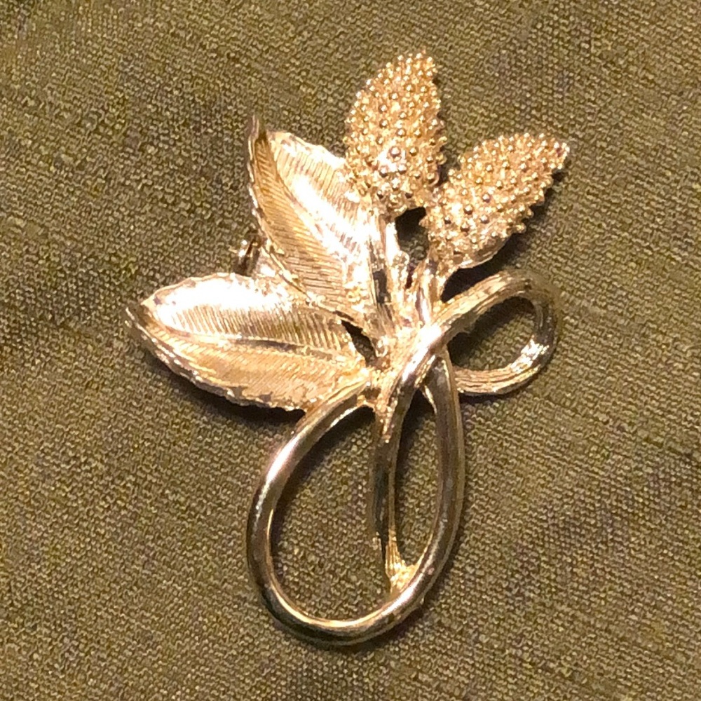 Pretty Gold Tone Flower Botanical Brooch